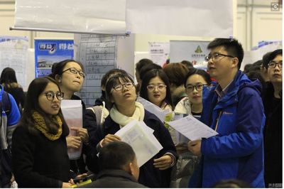 年輕一代職業流向的轉變 從工廠到服務業，是選擇還是必然？